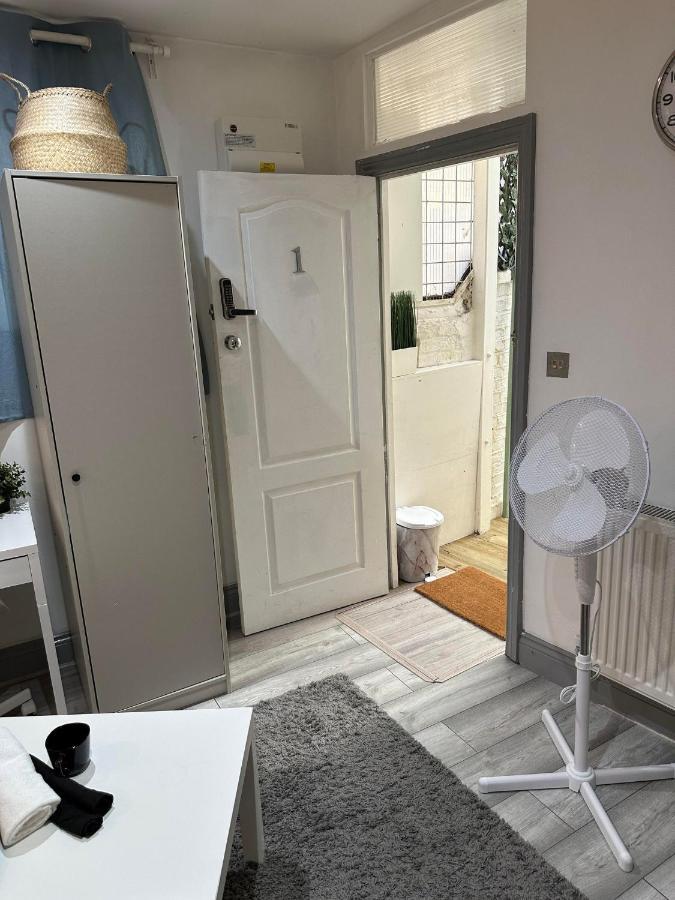 Charming Studio Apartment In Londyn Zewnętrze zdjęcie